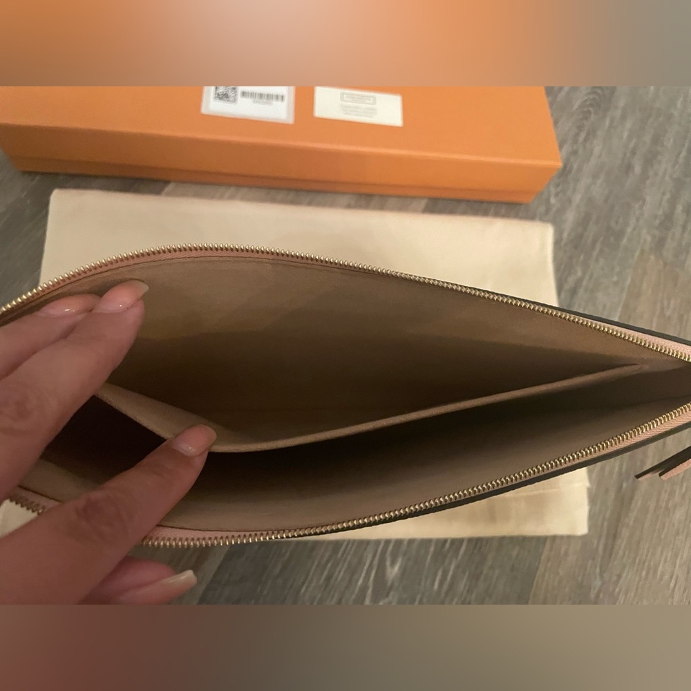Louis Vuitton Daily Pouch - Picture 8 of 9